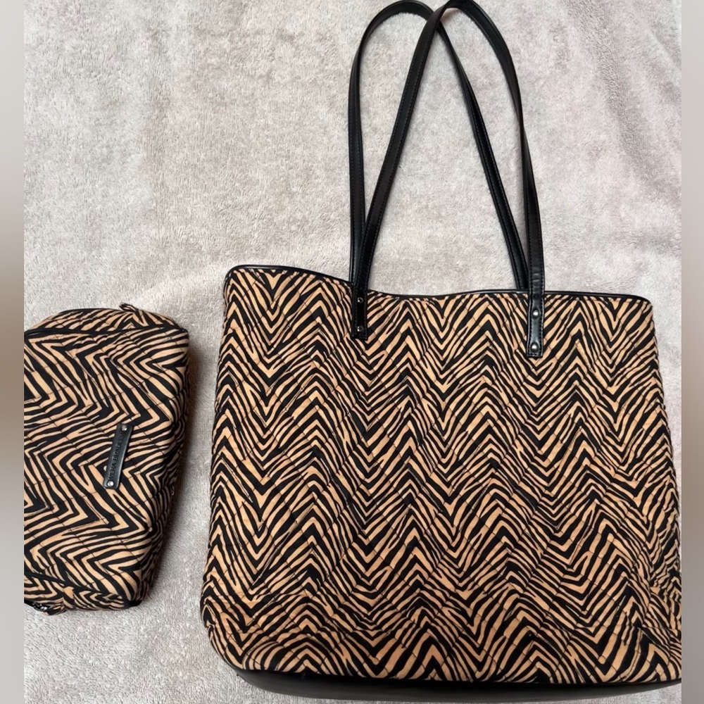 Vera Bradley small tote with medium cosmetic bag. Like new. No rips or stains.